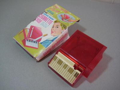 Piano shaped cigarette box -  select me for a larger image